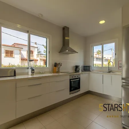 Villa Villa, 200 Meters From *